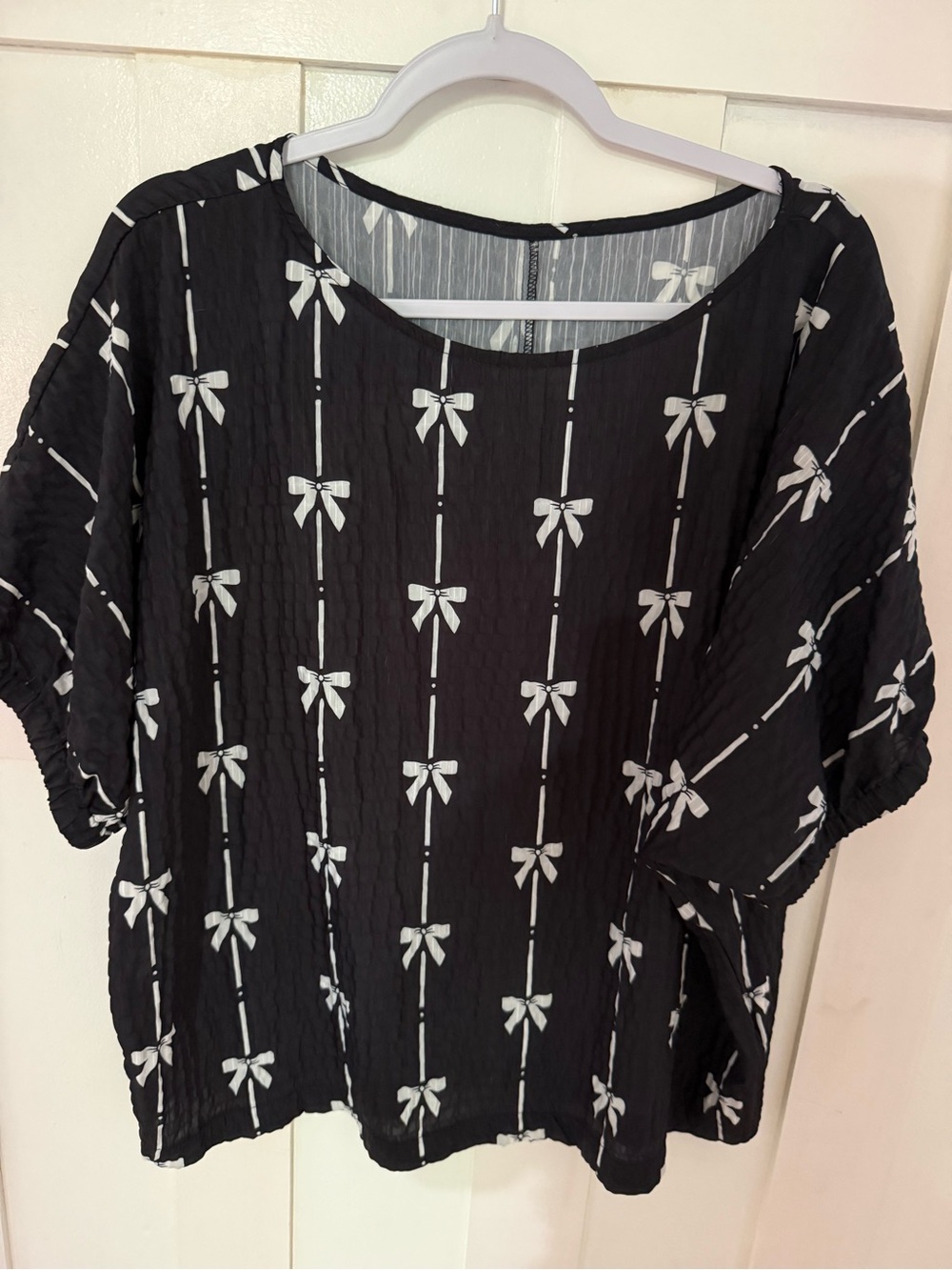Women’s Black Bow-Print Short Sleeve Top
